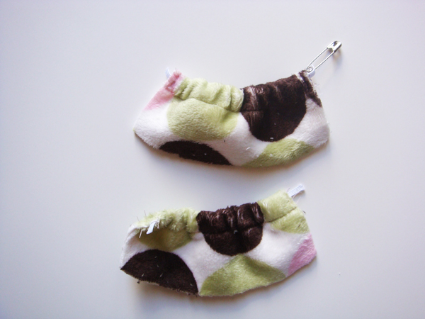 http://thediymommy.com/wp-content/uploads/2009/06/Soft-Baby-Slippers-6.jpg