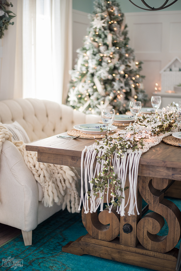 French Country Farmhouse Christmas Dining Room & Table Decorating Ideas