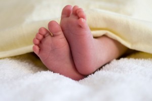 baby-feet-under-blanket