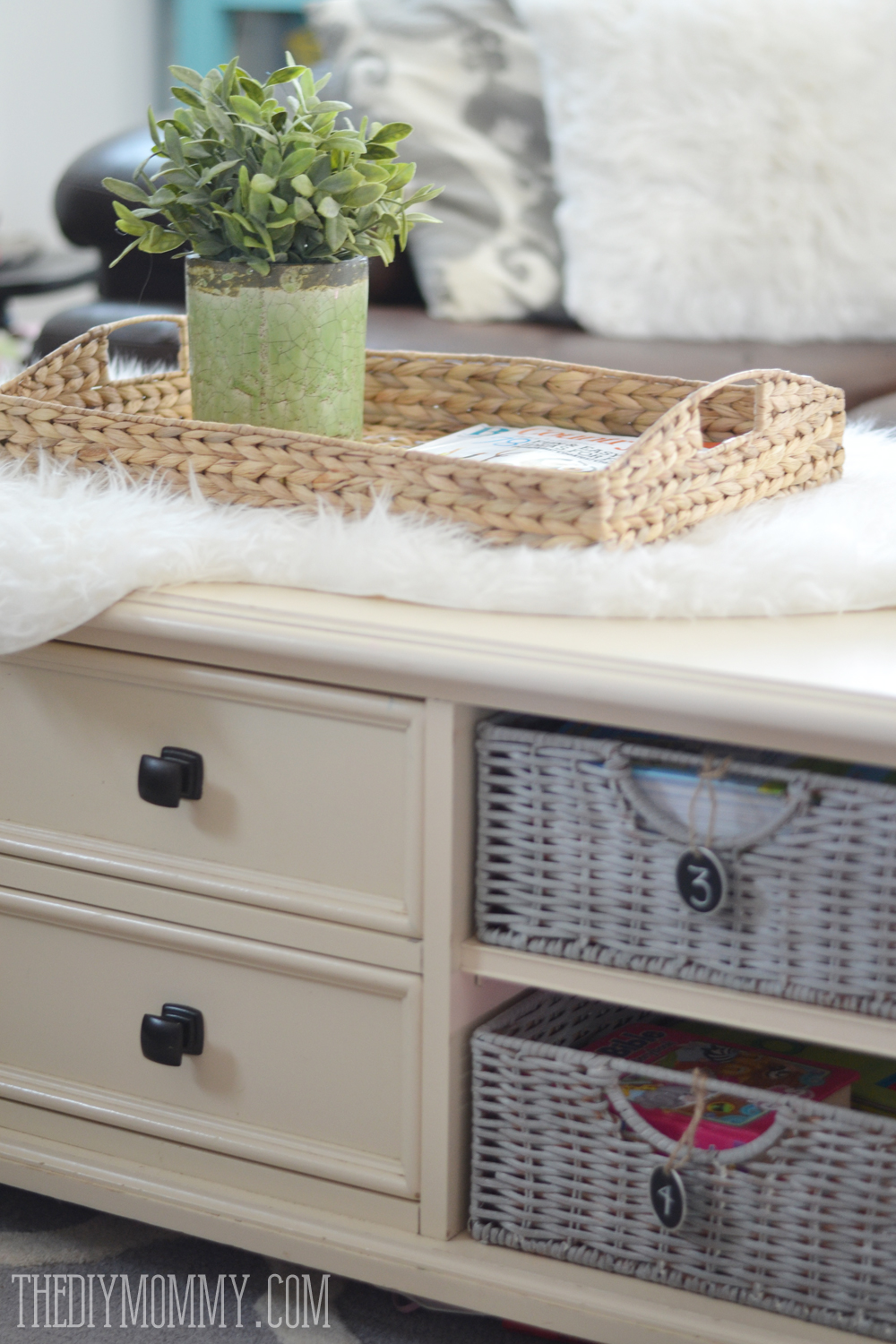 How to paint wicker baskets with Chalk Paint - An Easy Coffee Table Makeover