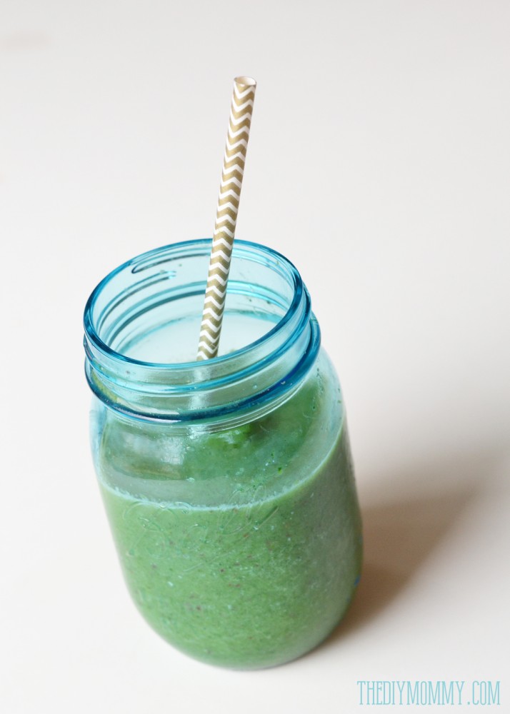 How to make pre-frozen smoothie packs for easy snacks + a good green smoothie recipe!