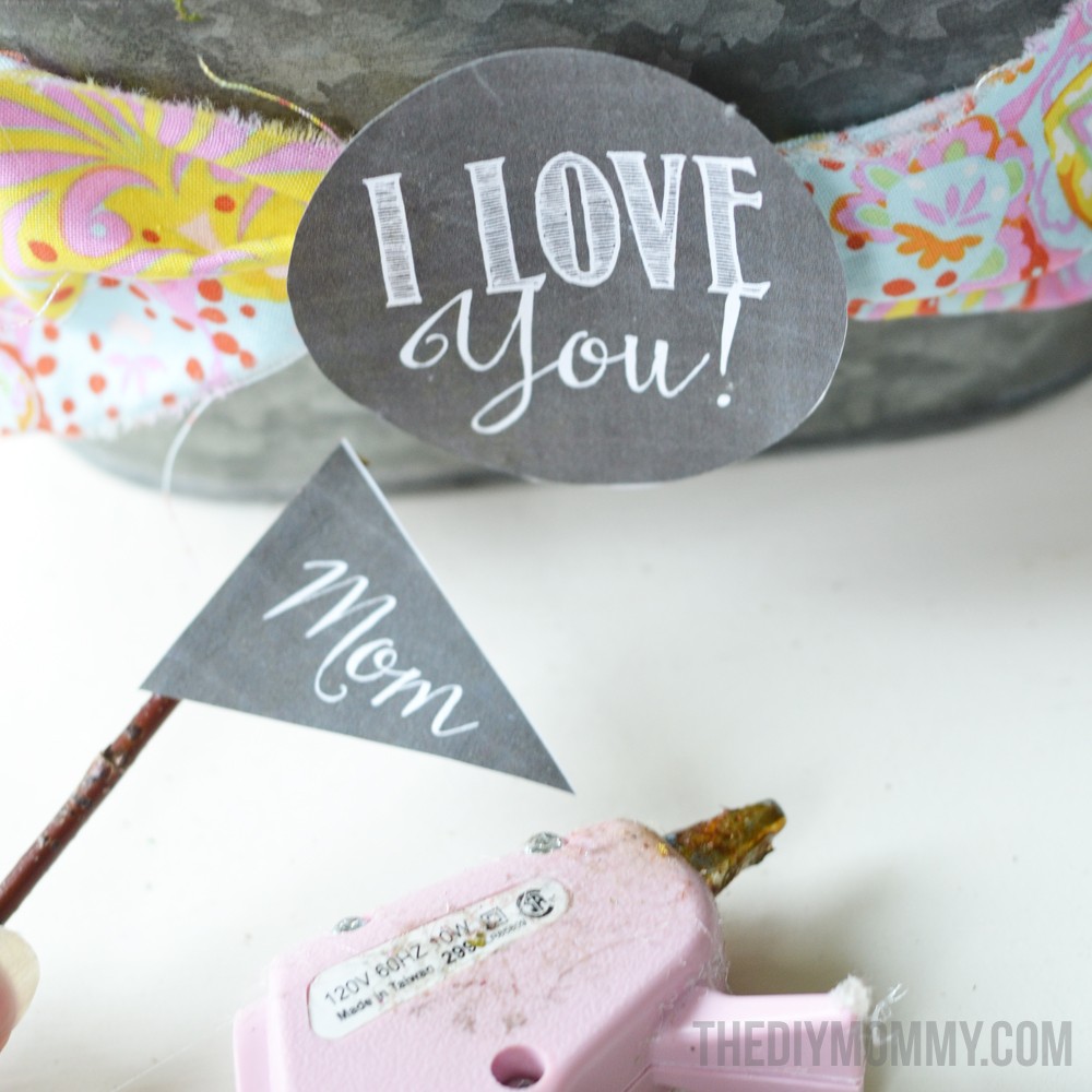 How to make mini fairy garden gifts for Mother's Day, teachers, or friends!