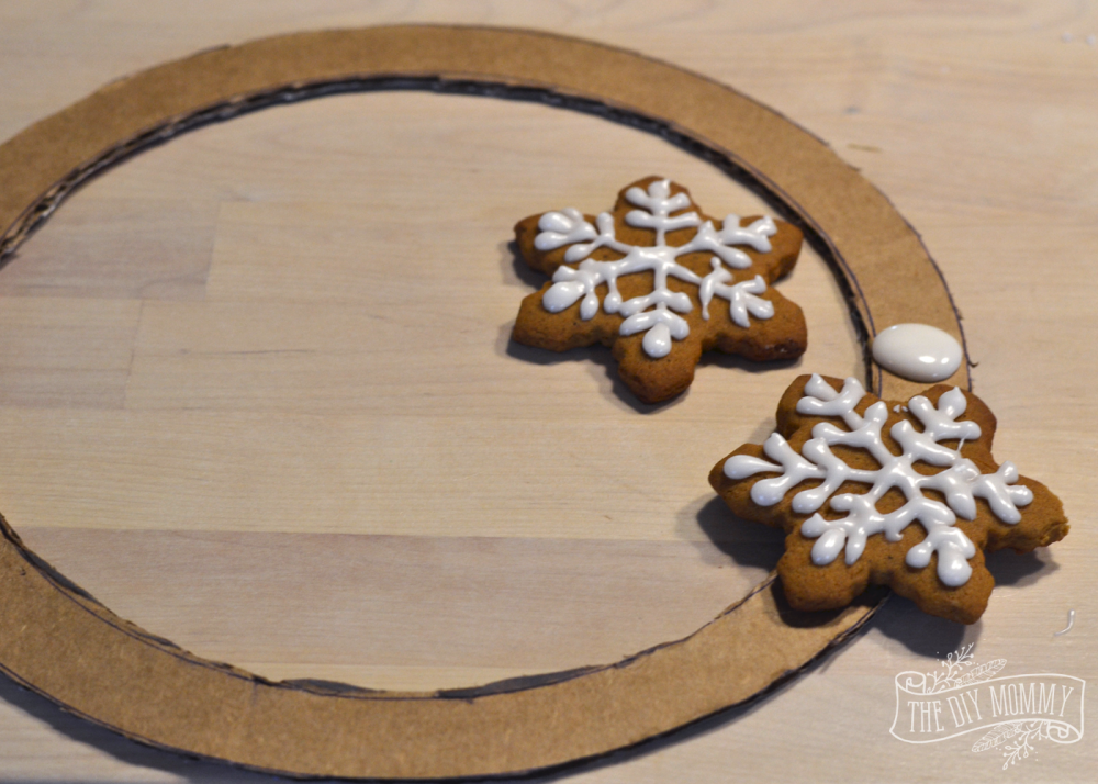 How to make an edible gingerbread cookie wreath; a great Christmas gift idea! www.thediymommy.wpsc.dev
