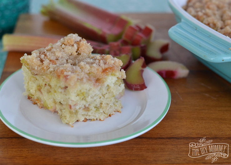 You've GOT to try this rhubarb cake! It's delcious, moist, flavourful and so yummy!