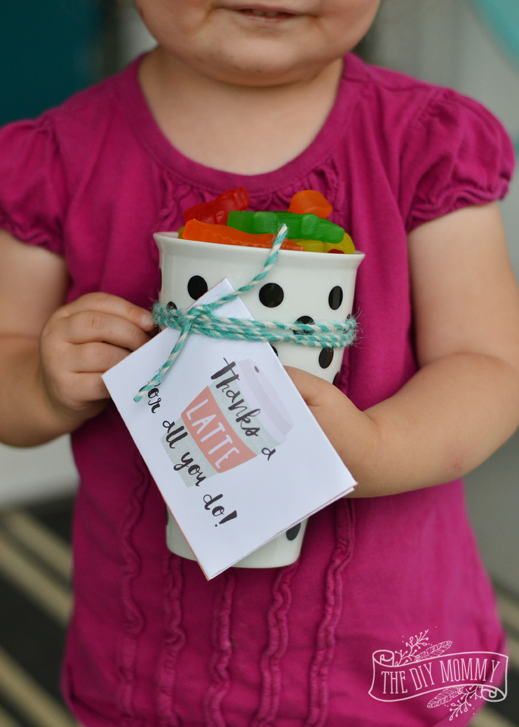 Free printable tea or coffee gift card holder - fill with a gift card and tie to a coffee cup filled with candy. Easy and cute teacher's gift!