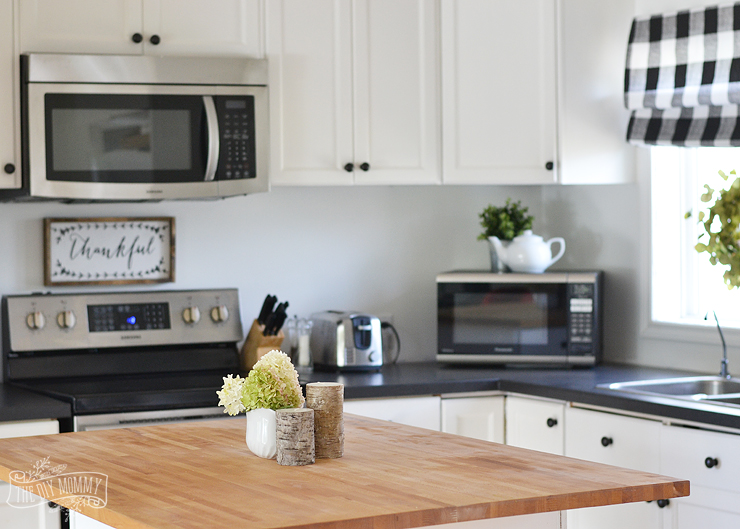 A budget friendly, black and white country cottage farmhouse kitchen