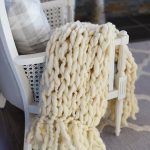 How to make a DIY arm knit blanket with a fringe - video tutorial