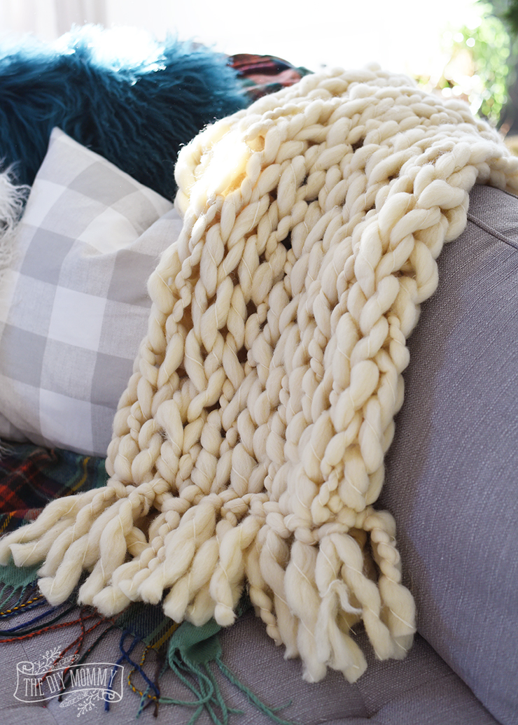 How to make a DIY arm knit blanket with a fringe - video tutorial