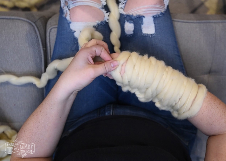 How to make an arm knit blanket with a fringe