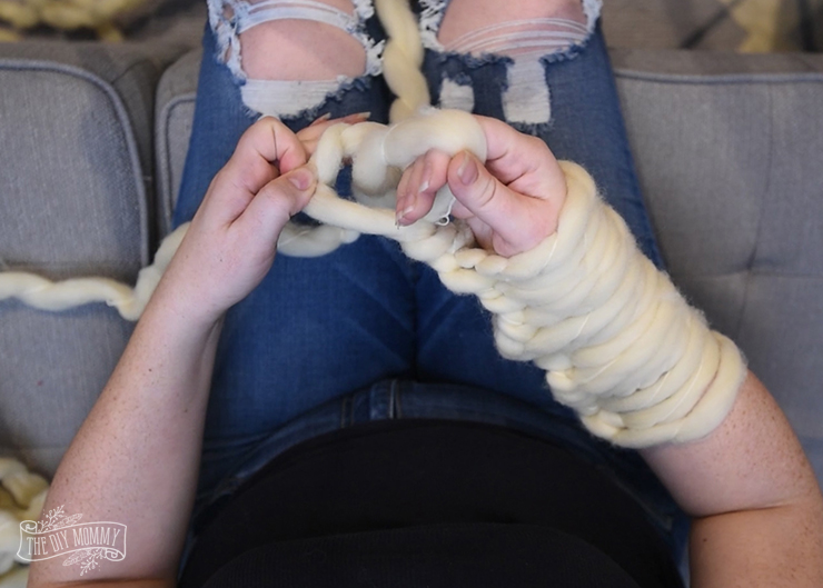 How to make an arm knit blanket with a fringe