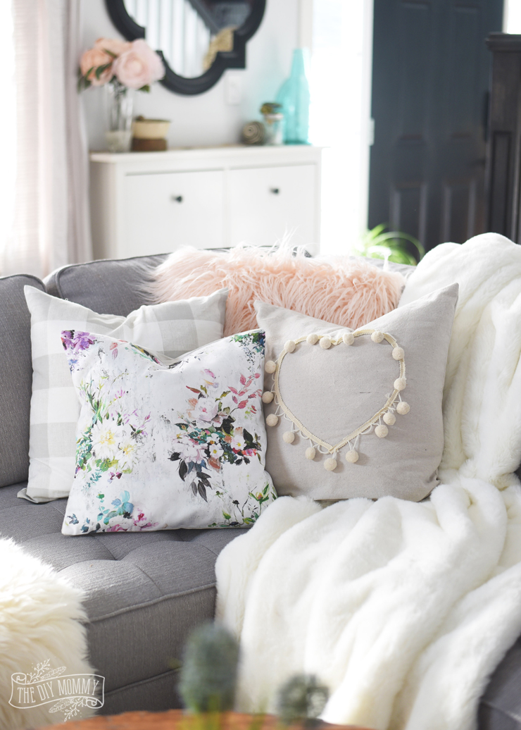 How to sew a faux fur pillow cover (video)