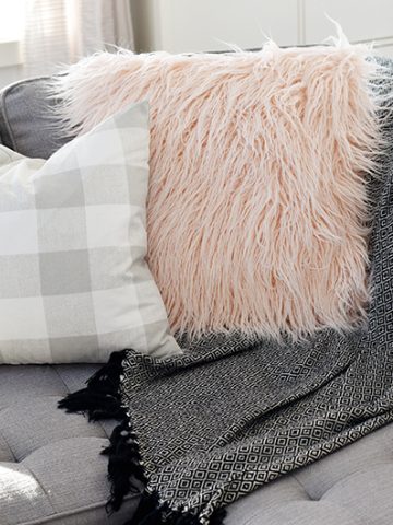 How to sew a faux fur pillow cover (video)