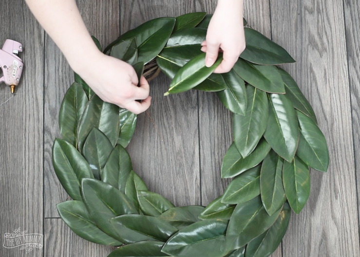 How to make a DIY magnolia wreath