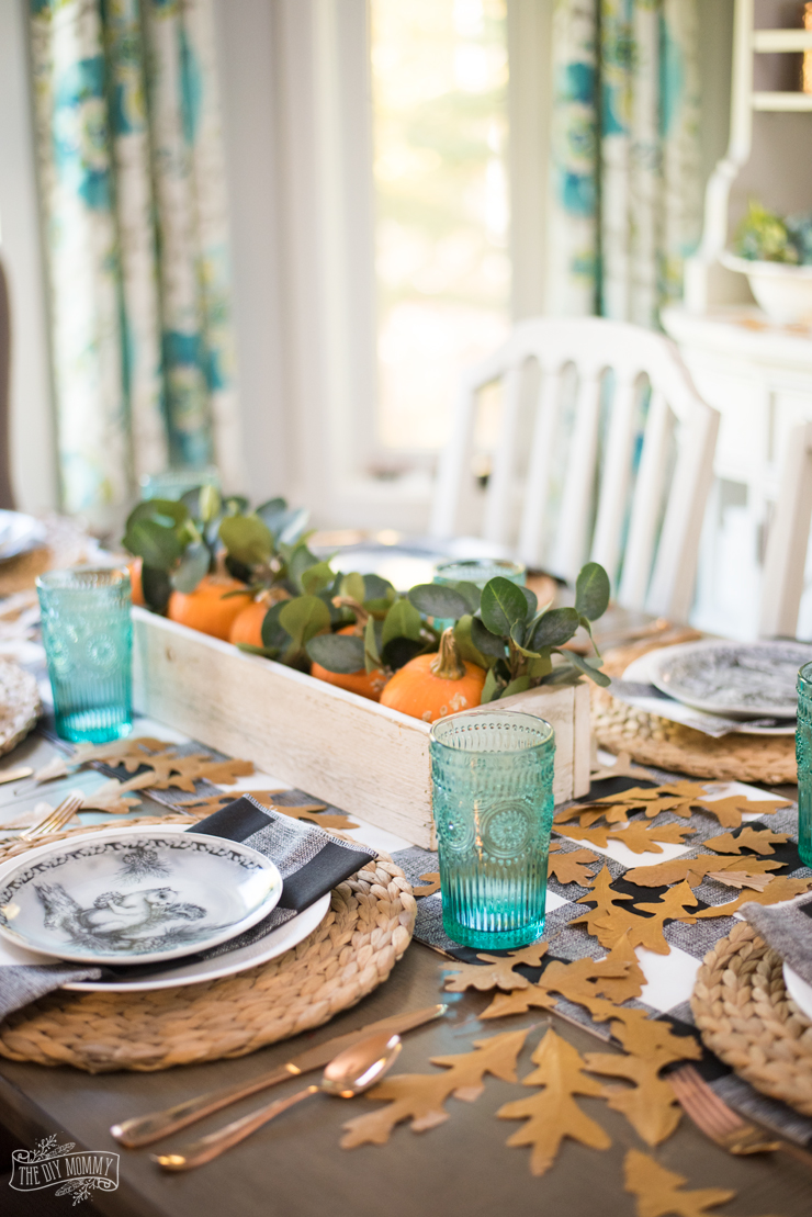Natural & Cozy Fall Thanksgiving Table Setting Idea