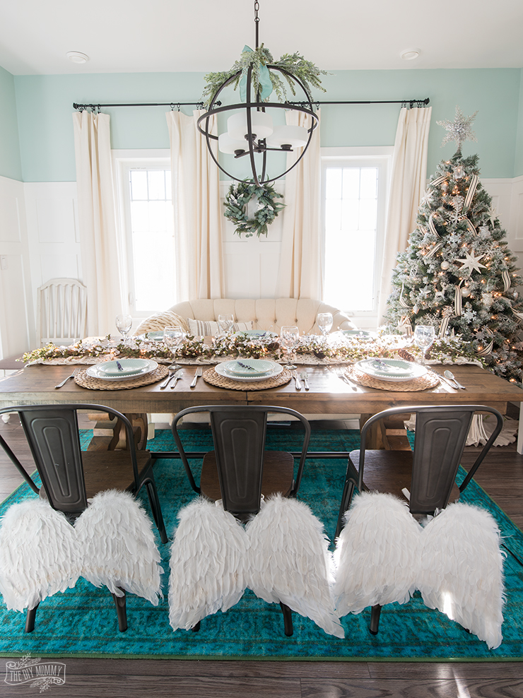 French Country Farmhouse Christmas Dining Room & Table Decorating Ideas