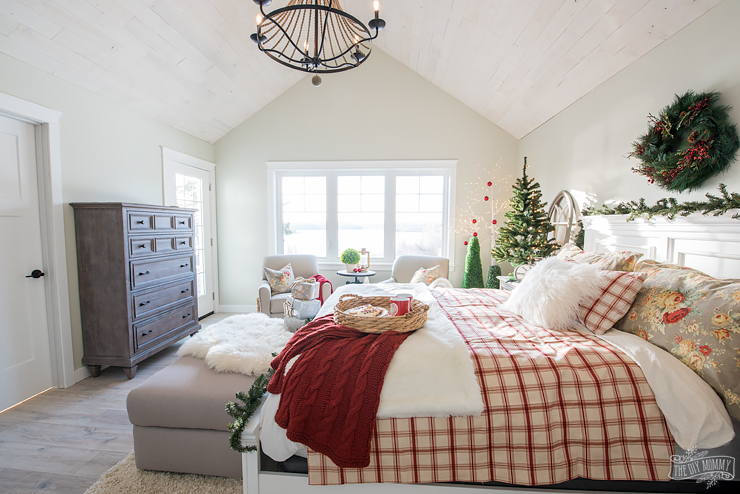Traditional Christmas Bedroom Decor Ideas
