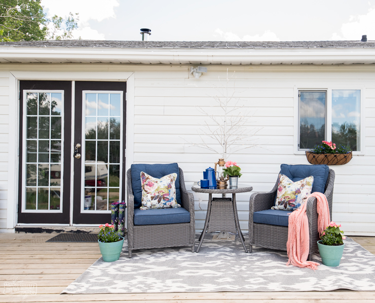 Colourful back deck sitting area in navy blue and coral pink