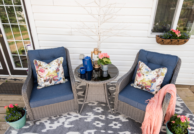 Colourful back deck sitting area in navy blue and coral pink
