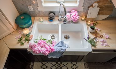How to clean a white porcelain farmhouse sink with Dremel Versa