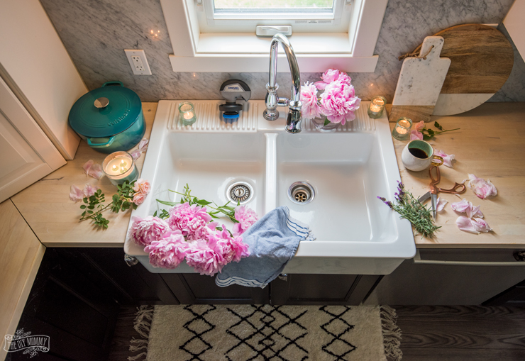 How to Clean a White Farmhouse Sink (with DIY Magic Cleaner!)