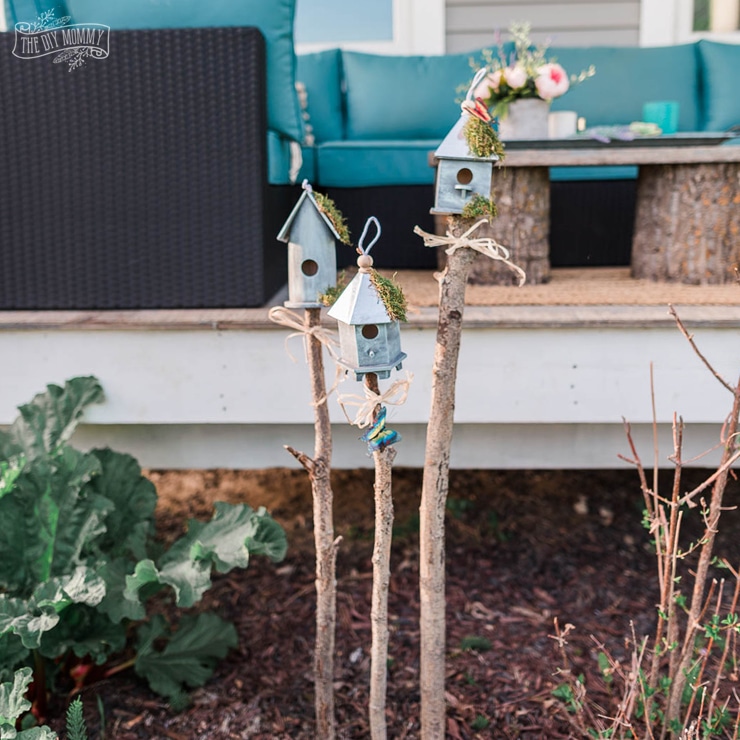 Adorable birdhouse feature you can make with dollar store and salvaged items for your garden!