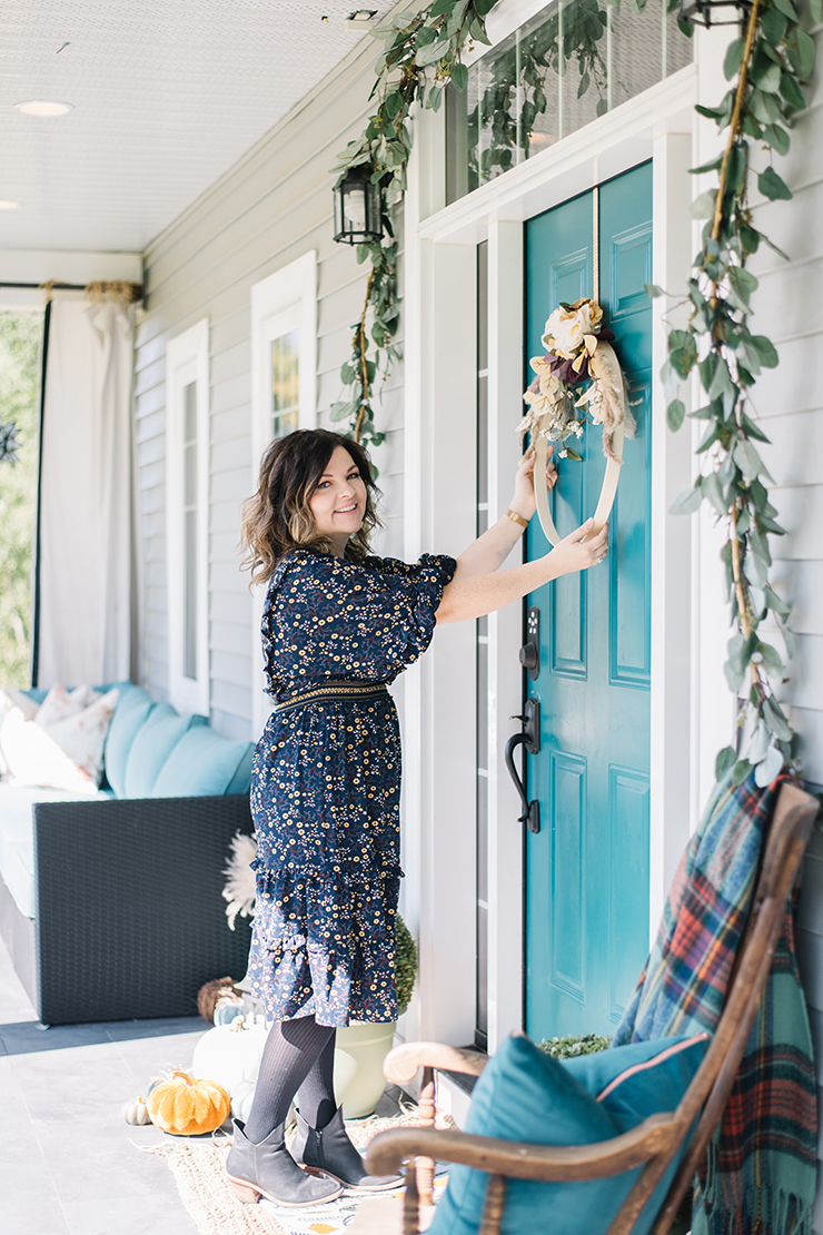 Colorful & inexpensive DIY Fall porch decor ideas