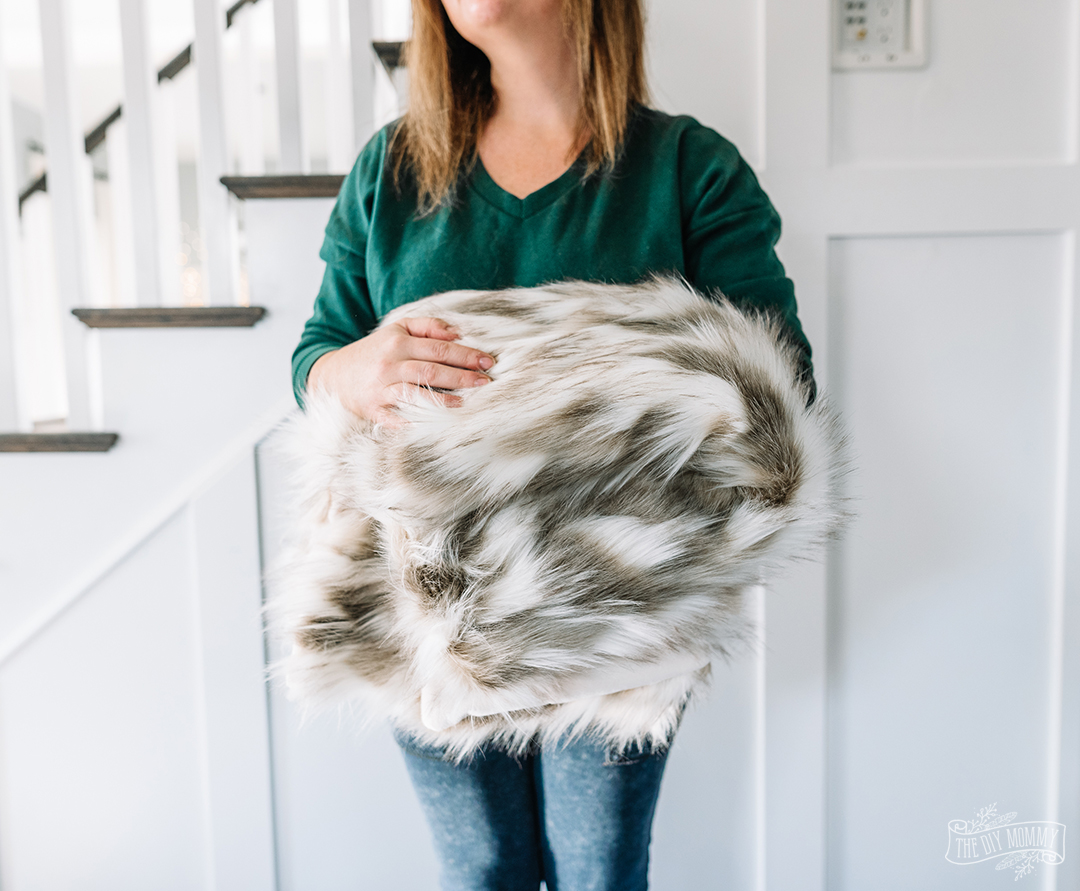Luxurious, cozy DIY faux fur blanket tutorial