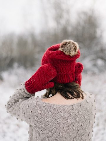 Free Knitting Pattern! This chunky knit hat and mittens is quick to make and would be a beautiful Christmas gift