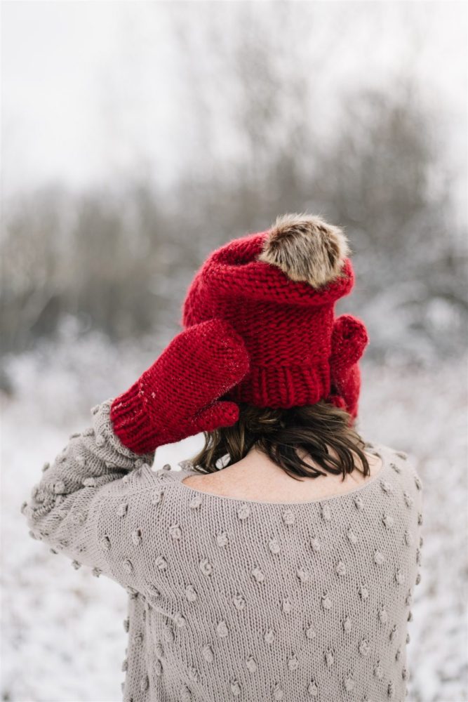 Free Knitting Pattern! This chunky knit hat and mittens is quick to make and would be a beautiful Christmas gift