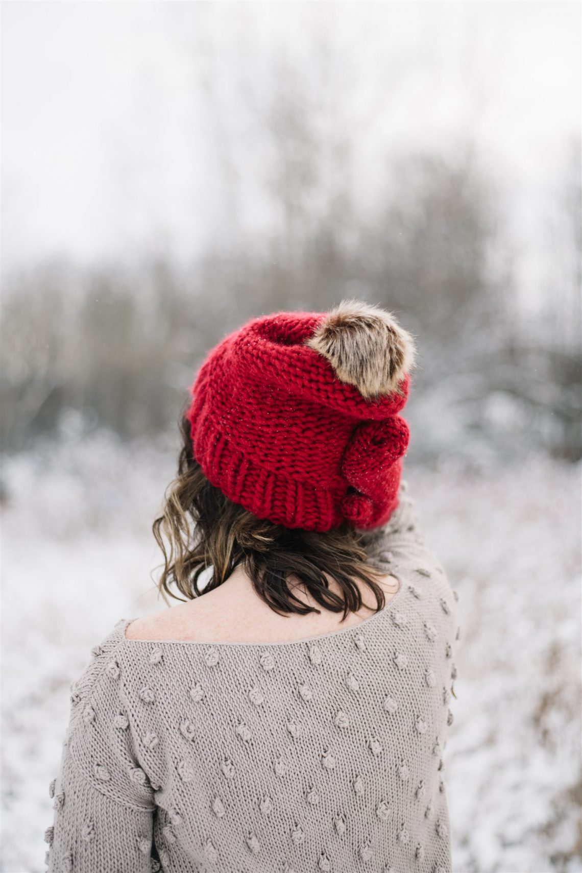 Free Knitting Pattern! This chunky knit hat and mittens is quick to make and would be a beautiful Christmas gift 