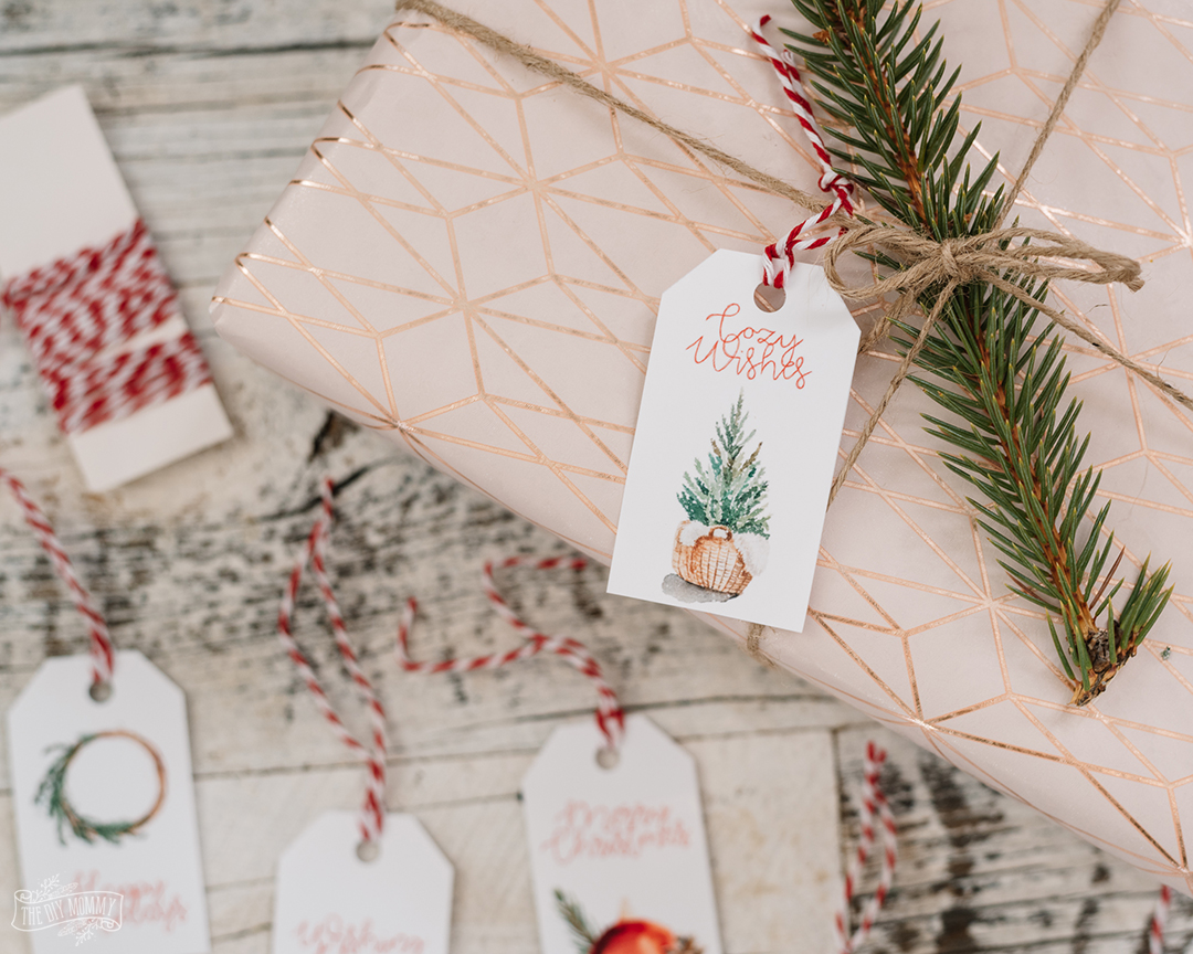 These gift tags are in classic colors of red and green and feature cozy Holiday images. Free printable!