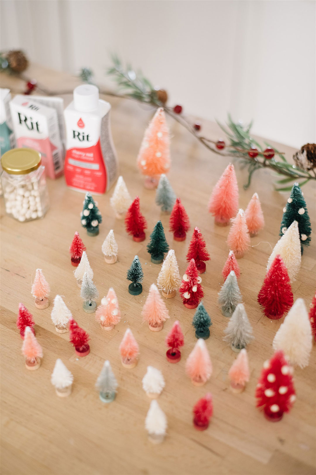 How to dye bottle brush trees in the cutest colours for Christmas!