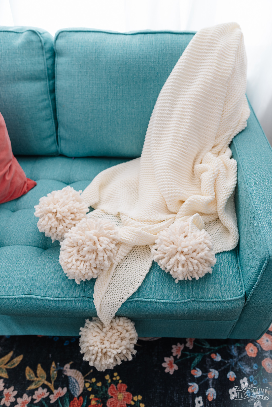 IKEA Hack : Make a cozy pom pom throw blanket