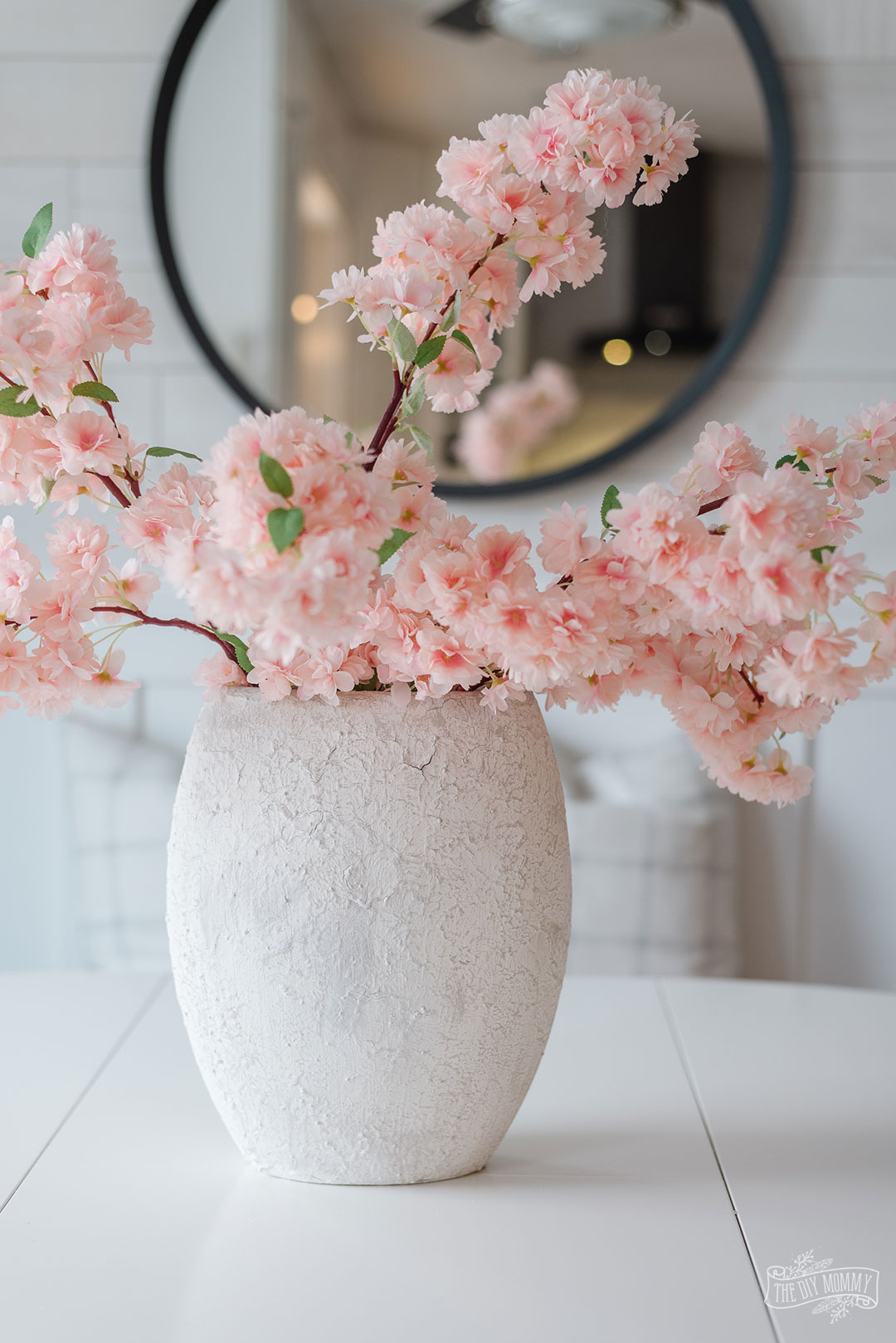How to make a textured vase with DIY plaster paint
