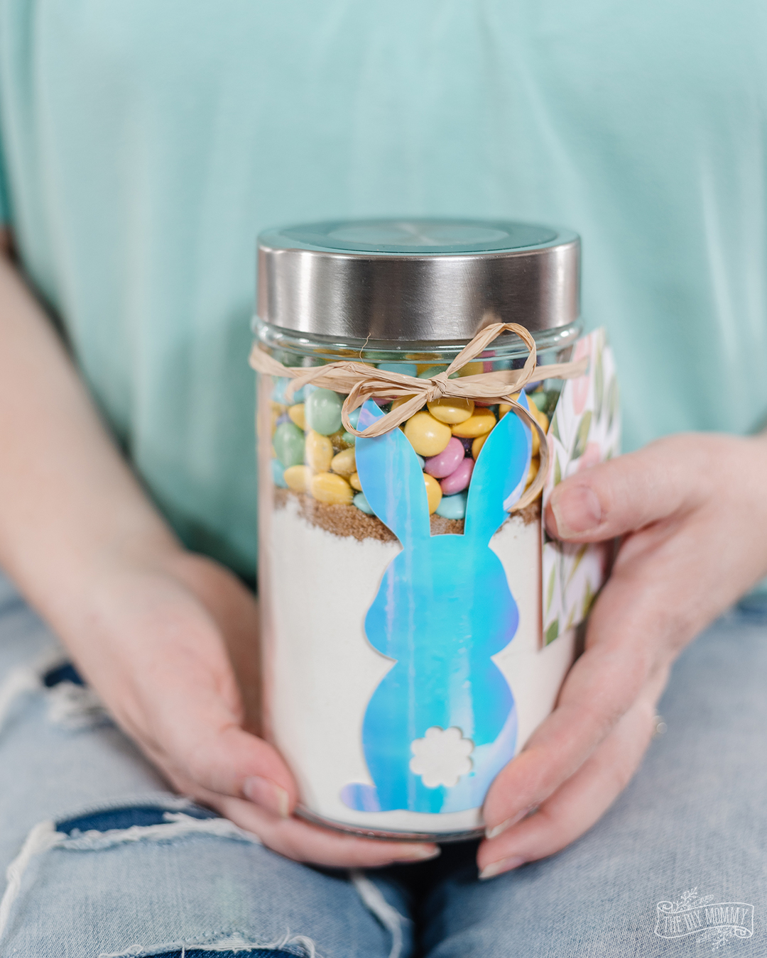 Learn how to make these simple Easter cookies in a jar for a festive gift. So cute and easy!