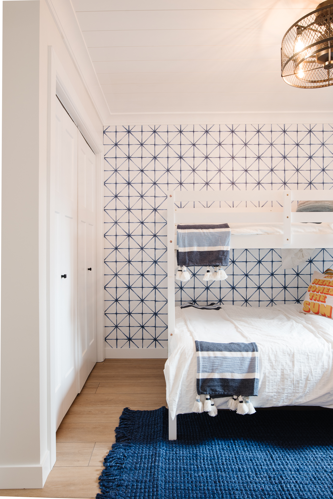 Venez voir comment une chambre simple et datée a été transformée en une chambre lumineuse et gaie avec un lit superposé et des couleurs bleu, jaune et blanc