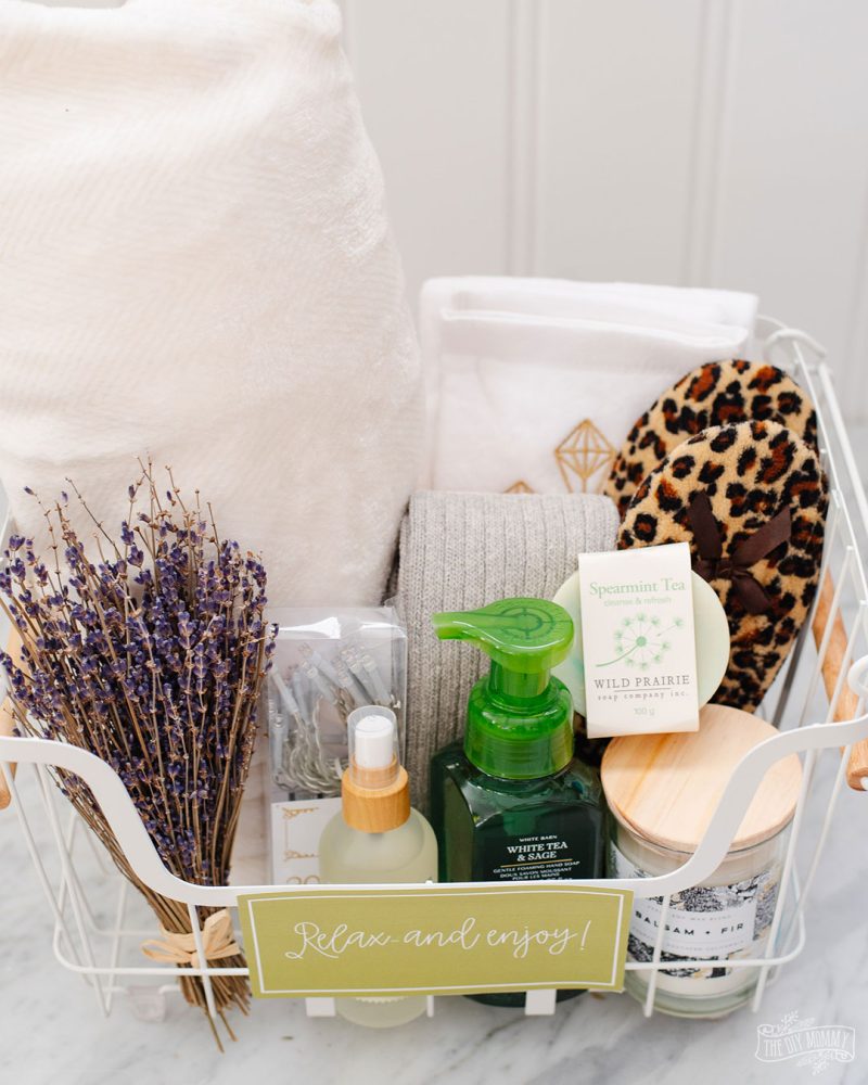 If you need an easy gift idea, here are six beautiful DIY gift basket ideas that are budget friendly. The DIY gift baskets can be used for birthdays, hostess gifts, Thank You, Christmas and other holiday events.