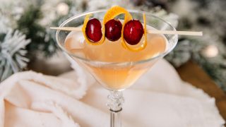 Christmas Cocktail - this beautiful cranberry mandarin orange Cosmopolitan is a beautiful Holiday cocktail!