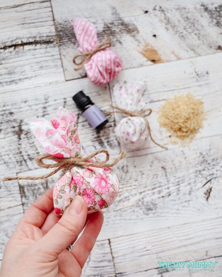 No-Sew DIY Drawer Sachets with Essential Oils & Rice